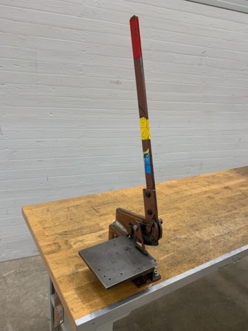 990925-2 Workbench with sheet metal shears