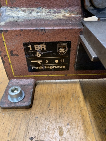 990925-4 Workbench with sheet metal shears