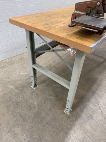 990925-6 Workbench with sheet metal shears