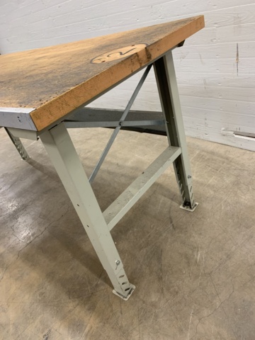 990925-7 Workbench with sheet metal shears