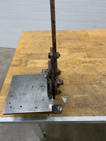 990925-12 Workbench with sheet metal shears