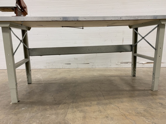 990925-13 Workbench with sheet metal shears