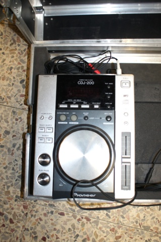 773352-2 2 DJ players - Pioneer CDJ 200