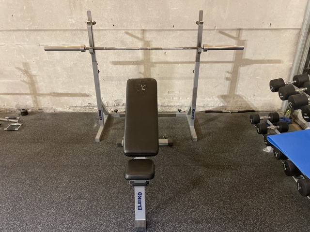 991210-2 Bench press with stand and weights