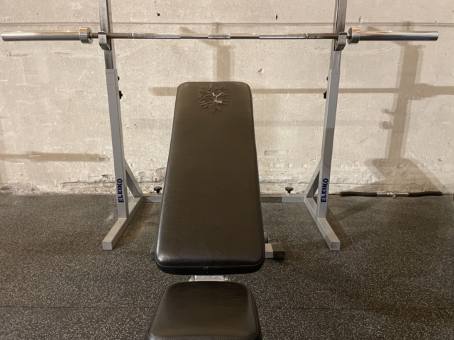 991210-4 Bench press with stand and weights