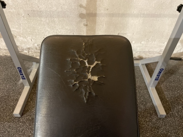 991210-5 Bench press with stand and weights