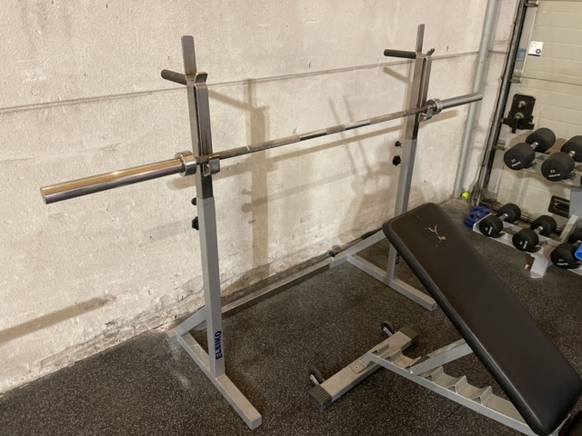 991210-6 Bench press with stand and weights