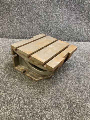 988903-1 Adjustable corner shelf