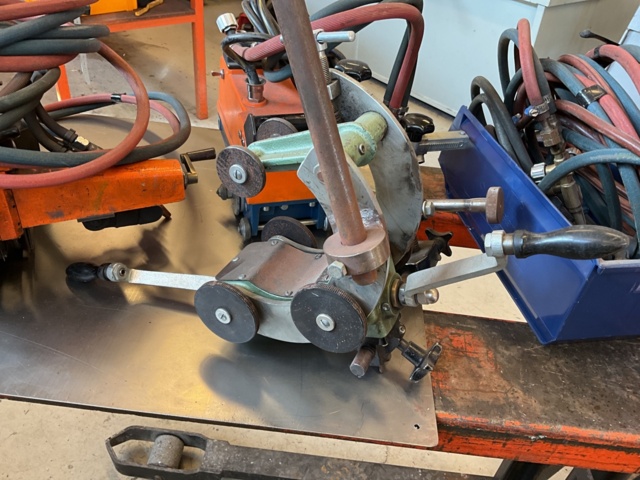 961855-17 Welding dogs