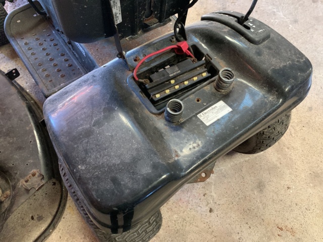 994024-10 Partner lawnmower tractor rep. object