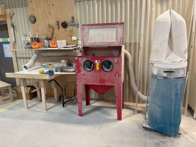 985225-1 Blasting station with extraction and bench