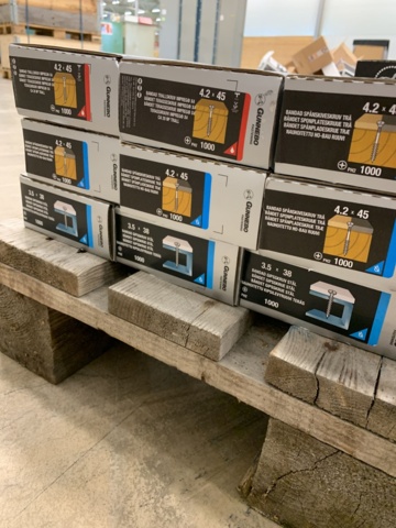 994103-13 Pallet with banded screw