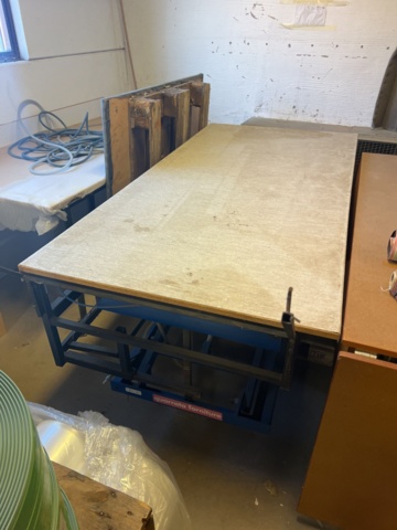 980372-1 Scissor lift table and packing table