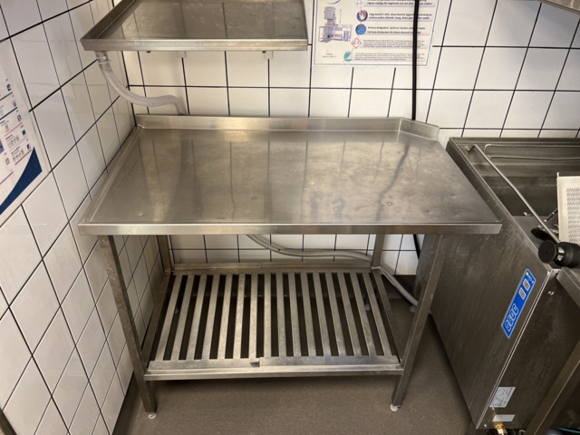 923192-9 Washroom - Wexiö WD8, input and output benches