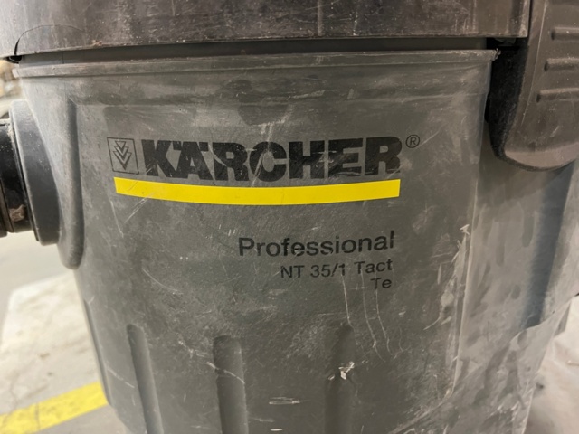 985171-4 Cutting bench with tin shears and coarse vacuum cleaner Lindab