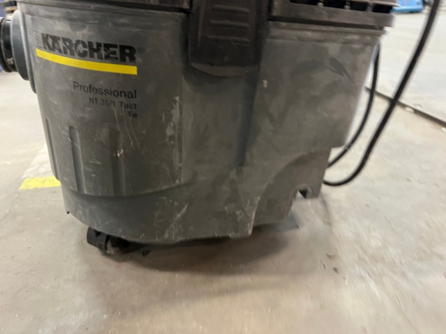 985171-5 Cutting bench with tin shears and coarse vacuum cleaner Lindab