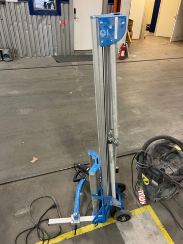 985171-6 Cutting bench with tin shears and coarse vacuum cleaner Lindab