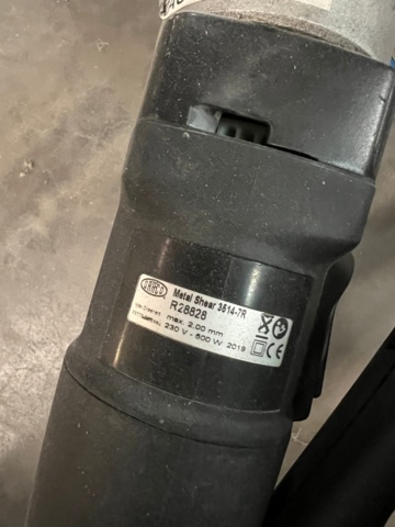 985171-8 Cutting bench with tin shears and coarse vacuum cleaner Lindab