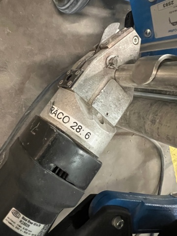 985171-9 Cutting bench with tin shears and coarse vacuum cleaner Lindab