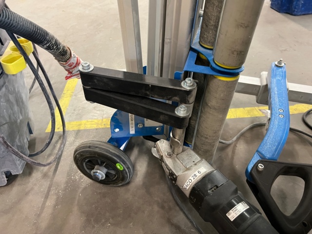 985171-10 Cutting bench with tin shears and coarse vacuum cleaner Lindab