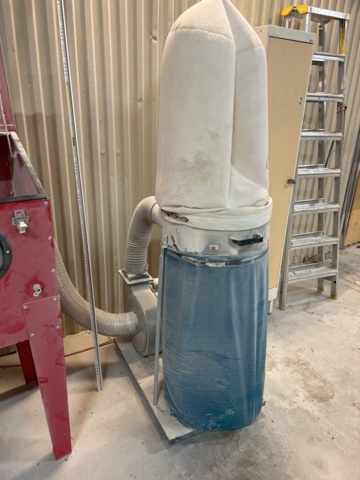 985225-3 Blasting station with extraction and bench