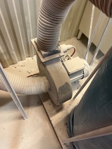 985225-5 Blasting station with extraction and bench