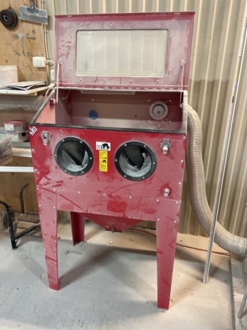 985225-6 Blasting station with extraction and bench
