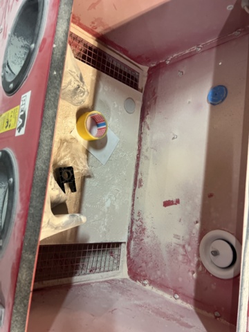 985225-7 Blasting station with extraction and bench