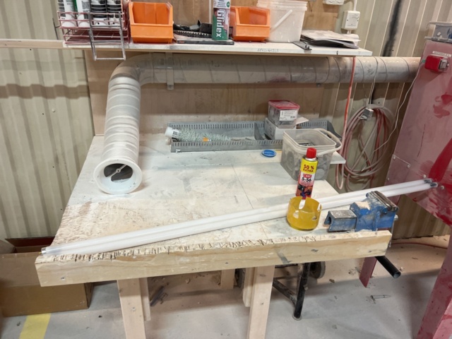 985225-8 Blasting station with extraction and bench