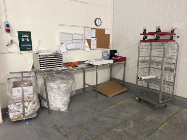 980908-1 Packing bench and display counter