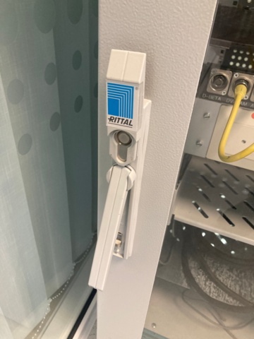 990741-4 Rittal datakaappi