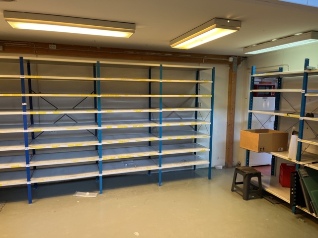 962722-1 Storage shelves, packing table & digital table scale