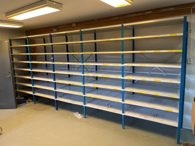 962722-3 Storage shelves, packing table & digital table scale