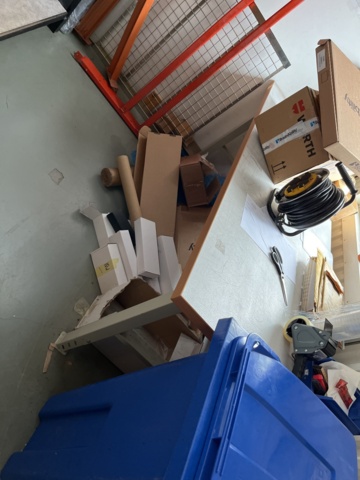 962722-5 Storage shelves, packing table & digital table scale