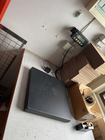 962722-6 Storage shelves, packing table & digital table scale