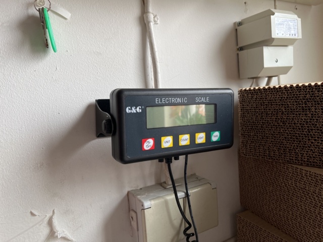 962722-7 Storage shelves, packing table & digital table scale