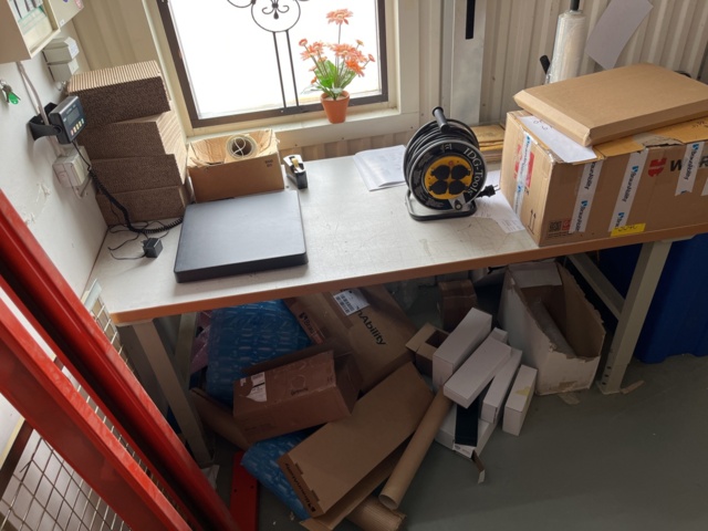 962722-8 Storage shelves, packing table & digital table scale