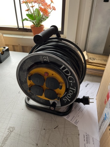 962722-9 Storage shelves, packing table & digital table scale