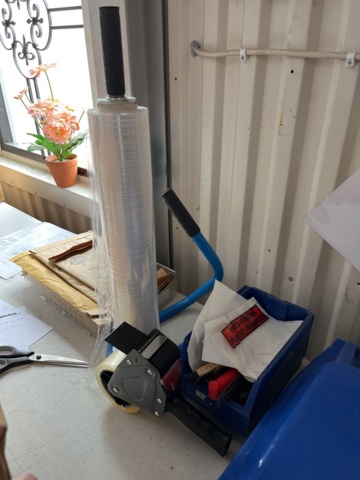 962722-10 Storage shelves, packing table & digital table scale