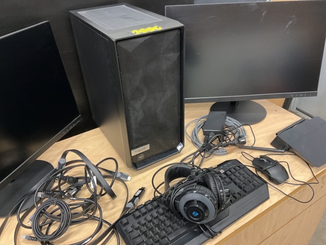 961884-8 Gaming computer with 2 screens