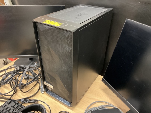 961884-9 Gaming computer with 2 screens