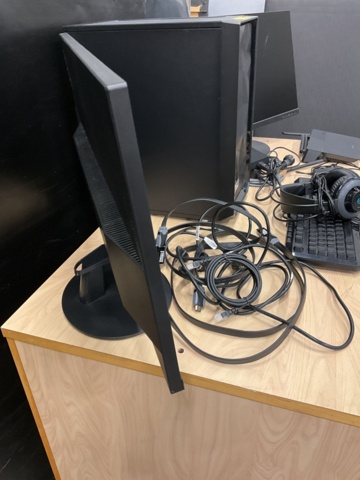 961884-10 Gaming computer with 2 screens