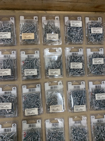 1000530-9 Assortment with pop rivets