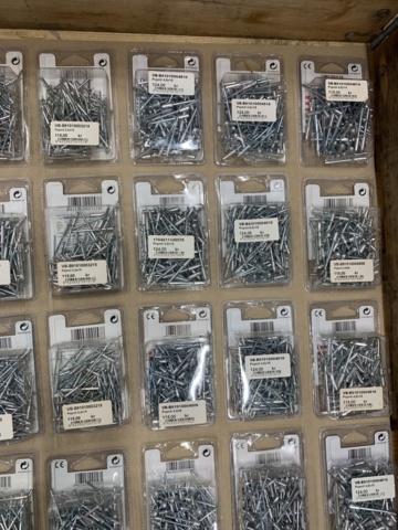 1000530-10 Assortment with pop rivets
