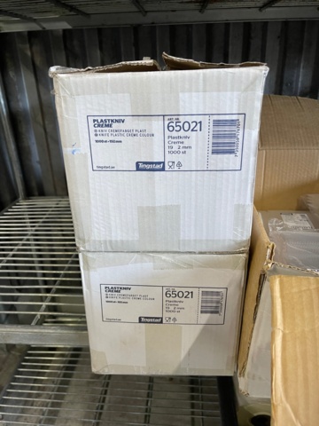 897746-1 Lot of disposable plates, see pictures, cutlery, paper straws, serviettes