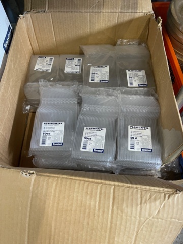 897746-2 Lot of disposable plates, see pictures, cutlery, paper straws, serviettes