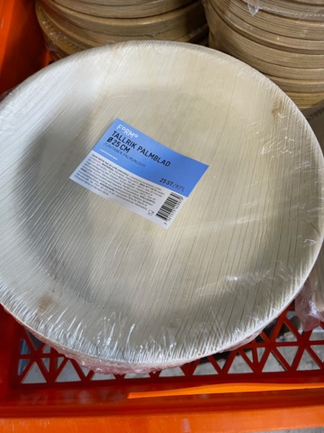 897746-4 Lot of disposable plates, see pictures, cutlery, paper straws, serviettes