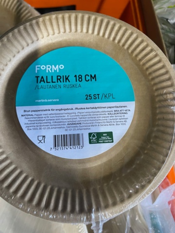 897746-6 Lot of disposable plates, see pictures, cutlery, paper straws, serviettes