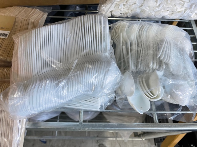 897746-9 Lot of disposable plates, see pictures, cutlery, paper straws, serviettes