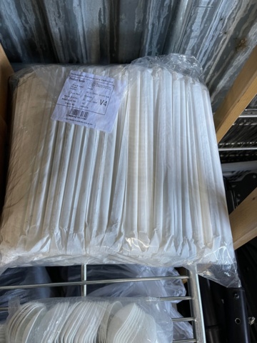 897746-10 Lot of disposable plates, see pictures, cutlery, paper straws, serviettes